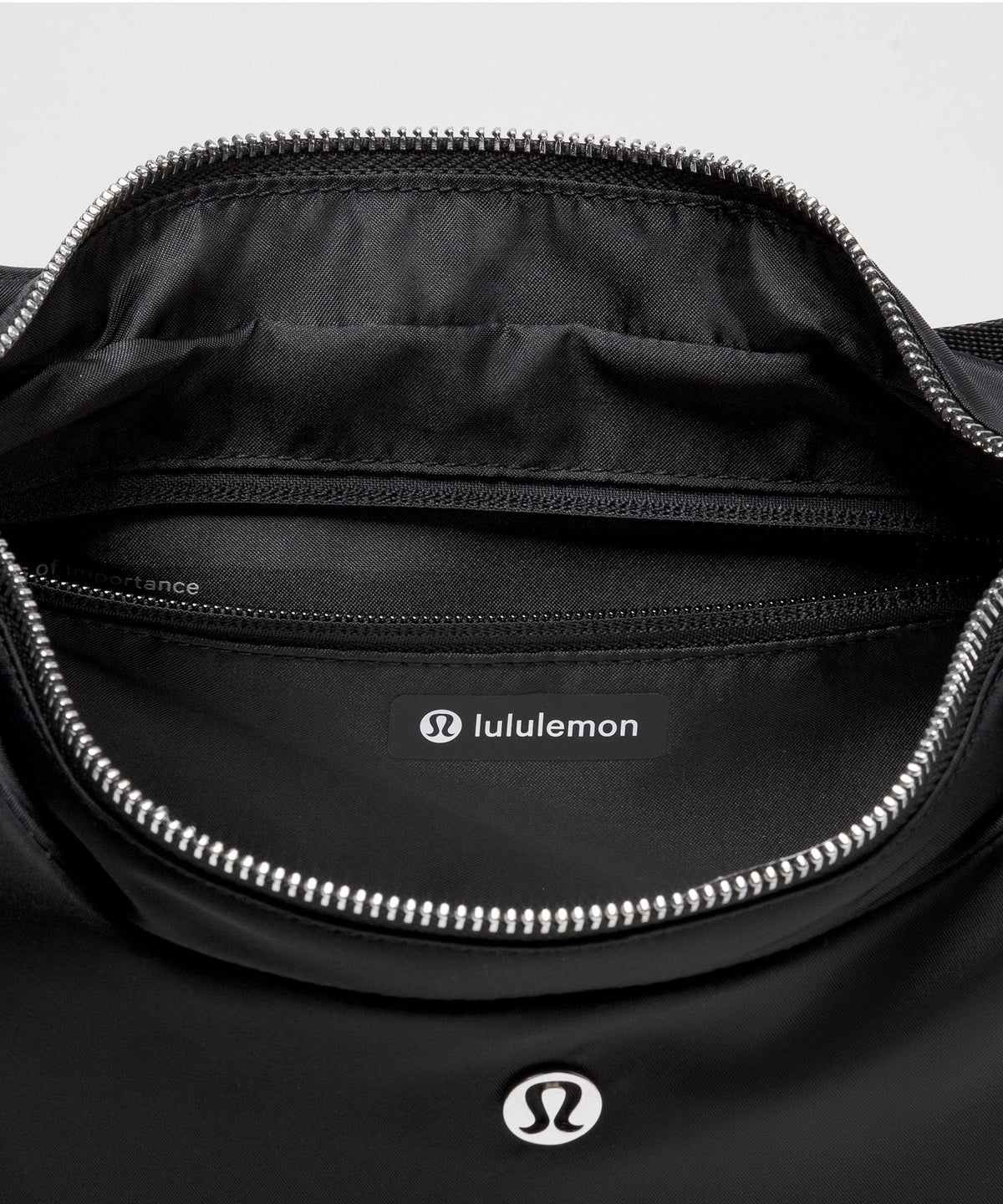 City Essentials Shoulder Bag 4L