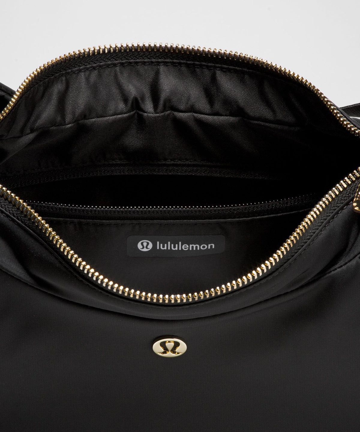 City Essentials Shoulder Bag 4L