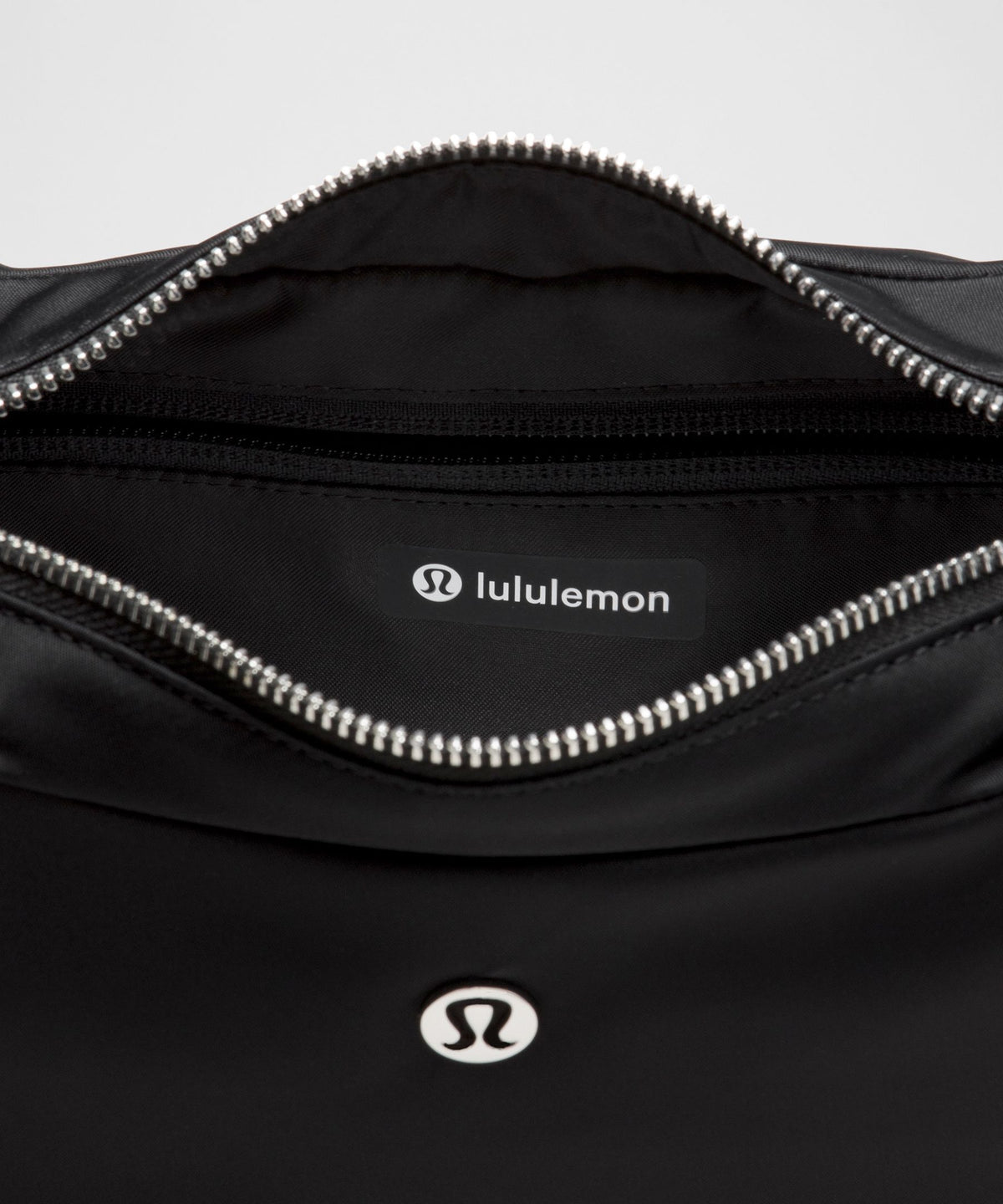 City Essentials Shoulder Bag 4L